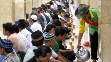 BUKA PUASA Gratis di Masjid Untungkan Warung di Sekitarnya