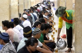 BUKA PUASA Gratis di Masjid Untungkan Warung di Sekitarnya
