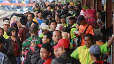 JEMBATAN COMAL AMBLAS: Penumpang Kereta Membludak