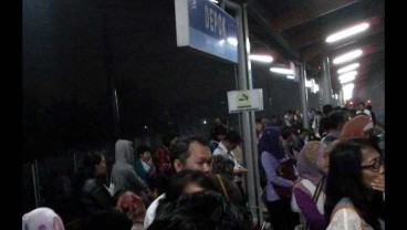 Hujan Lebat Guyur Depok, Ratusan Penumpang KRL Berbuka di Stasiun