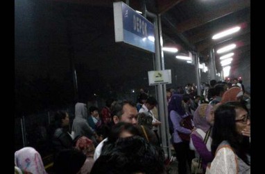 Hujan Lebat Guyur Depok, Ratusan Penumpang KRL Berbuka di Stasiun