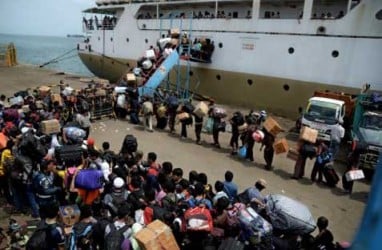 MUDIK LEBARAN 2014: Petugas Kewalahan Atur Penumpang Kapal di Merak