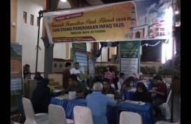 Malam Takbiran: Masyarakat Bayar Zakat Fitrah di Masjid At-Taqwa Cirebon