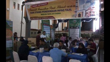 Malam Takbiran: Masyarakat Bayar Zakat Fitrah di Masjid At-Taqwa Cirebon