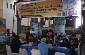 LEBARAN 2014: Warga Cirebon Bayar Zakat Di Masjid At-Taqwa