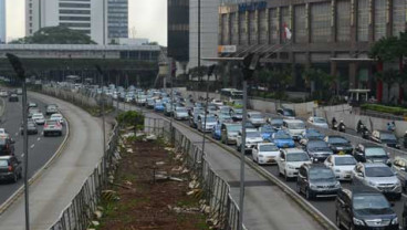 Ramai Peziarah, Lalin Depan TPU Karet Bivak Macet