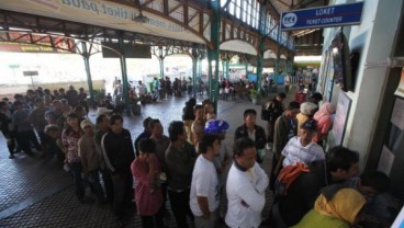 MUDIK LEBARAN 2014: Gambir Dipadati Pemudik Hingga Sore Ini