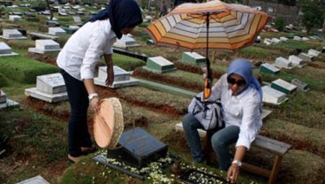 Libur Lebaran, Peziarah Masih Padati Makam