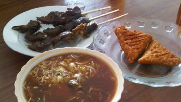 LIBUR LEBARAN: Anda Penikmat Satai? Jangan Lewatkan Mencicipi Rajanya Satai di Batang.....