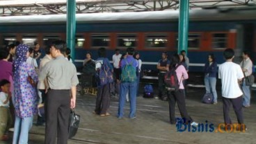 H+4 LEBARAN: Arus Mudik di Stasiun Senen Masih Padat