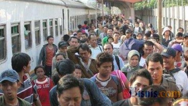 H+4 LEBARAN: Pemudik Mulai Berdatangan di Stasiun Senen