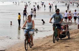 LIBUR LEBARAN: Warga Jakarta Padati Pantai Anyer Banten