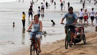 LIBUR LEBARAN: Warga Jakarta Padati Pantai Anyer Banten