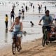 LIBUR LEBARAN: Warga Jakarta Padati Pantai Anyer Banten