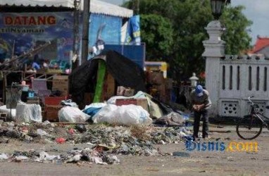 LIBUR LEBARAN: Walkot Tangerang Terjun Langsung Pimpin Pengangkutan Sampah