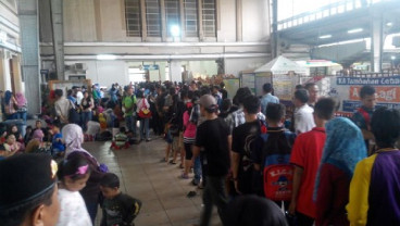 ARUS BELIK LEBARAN:  Pemudik Berdatangan Di Stasiun Gambir