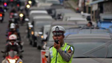 JALUR PUNCAK-BOGOR: Diberlakukan One Way, Antrean Masih Panjang