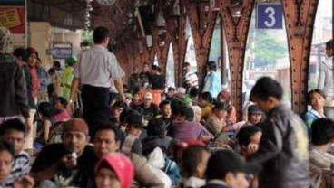 ARUS MUDIK LEBARAN 2014: Arus Mudik Di Stasiun Senen Tak Kunjung Surut