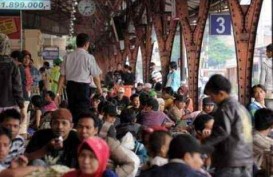 ARUS MUDIK LEBARAN 2014: Arus Mudik Di Stasiun Senen Tak Kunjung Surut