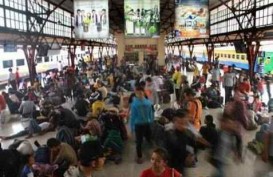 ARUS BALIK LEBARAN: Sejumlah Stasiun Mulai Dipadati Penumpang