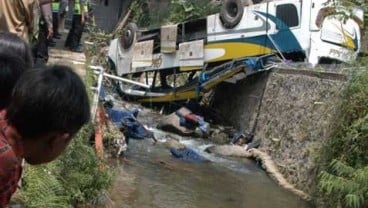 KECELAKAAN LALU LINTAS: Minibus Terjerembab Parit Jalan Tol