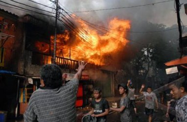 Kebakaran di Kelapa Gading, Damkar Jakut Masih Berusaha Padamkan Api