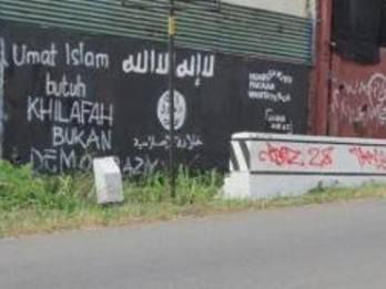 ISIS DI INDONESIA: Grafiti Dukungan Bertebaran di Lereng Gunung Lawu