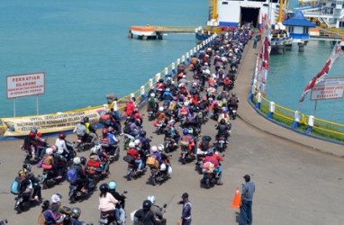 ARUS MUDIK LEBARAN: Pengendara Motor Ramai menyeberang di Bakauheni