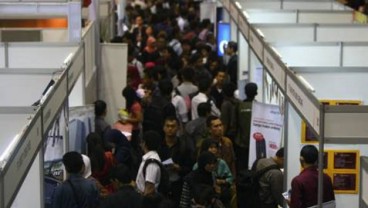 LOWONGAN KERJA: Seribuan Pencari Kerja Serbu Job Fair