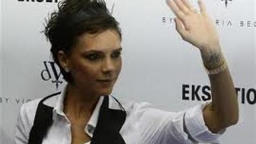 VICTORIA BECKHAM Lelang 600 Baju, Danai Ibu Penyandang HIV Di Afrika