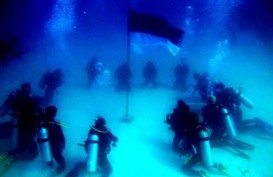 HUT RI ke-69: Pengibaran Bendera di bawah laut Tanjung Lesung