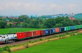 Kereta Api Logistik: Pemerintah Diminta Tindak Tegas Truk Over Tonase