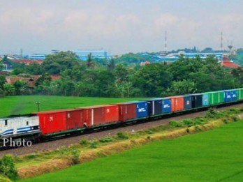 Kereta Api Logistik: Pemerintah Diminta Tindak Tegas Truk Over Tonase