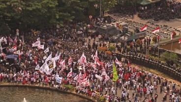 SIDANG PUTUSAN SENGKETA PILPRES: Aparat Tembakkan Gas Air Mata, Massa Prabowo Teribirit-Birit