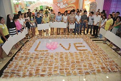 Wow, Pria Ini Lamar Kekasihnya di Atas Hamparan 1.001 Hotdog