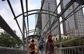 Jadi Tempat Iklan, Jembatan Penyeberangan di Ciputat Nyaris Tak Berfungsi