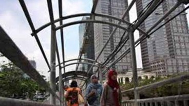 Jadi Tempat Iklan, Jembatan Penyeberangan di Ciputat Nyaris Tak Berfungsi