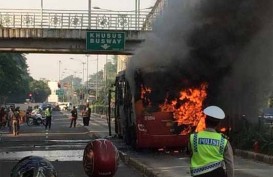 Bus Transjakarta Terbakar di depan Masjid Al-Azhar