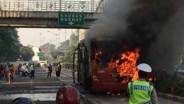 Bus Transjakarta Terbakar di depan Masjid Al-Azhar