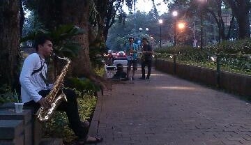 TAMAN SUROPATI, Tempat Menikmati Live Music hingga Lari Pagi