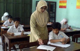 Jokowi Janji Tuntaskan Pengangkatan Guru Bantu di DKI