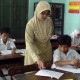 Jokowi Janji Tuntaskan Pengangkatan Guru Bantu di DKI