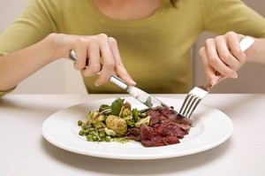 Astaga! Dua Bocah Ini Hobi Makn Daging Mentah dan Darah
