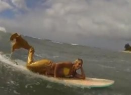 Wow, Aksi Putri Duyung Berselancar Hebohkan Warga Hawaii