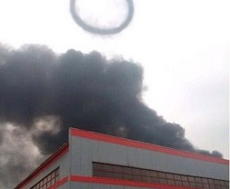 Wow, Asap Kebakaran dari Pabrik Ini Berbentuk Cincin Raksasa!