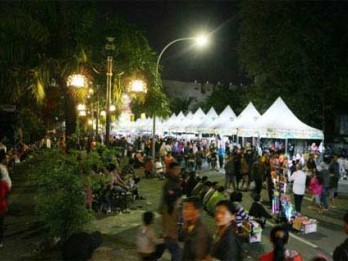 NIGHT MARKET: Jakarta Resmikan Area Pedagang Kaki Lima