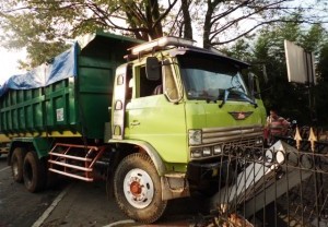 Hiiii...Truk Sedang Diparkir Ini Tiba-tiba Jalan Sendiri