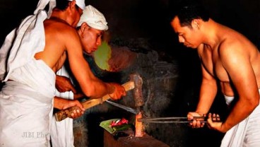 PEMBUAT KERIS: Keturunan Empu Supo Lestarikan Budaya di Desa Girirejo