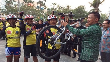 HUT TNI ke-69: Minggu Pagi 110.000 Warga dan TNI Gowes Sepeda di Seluruh Indonesia