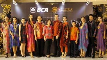 Alleira Batik Peragakan Busana Pria